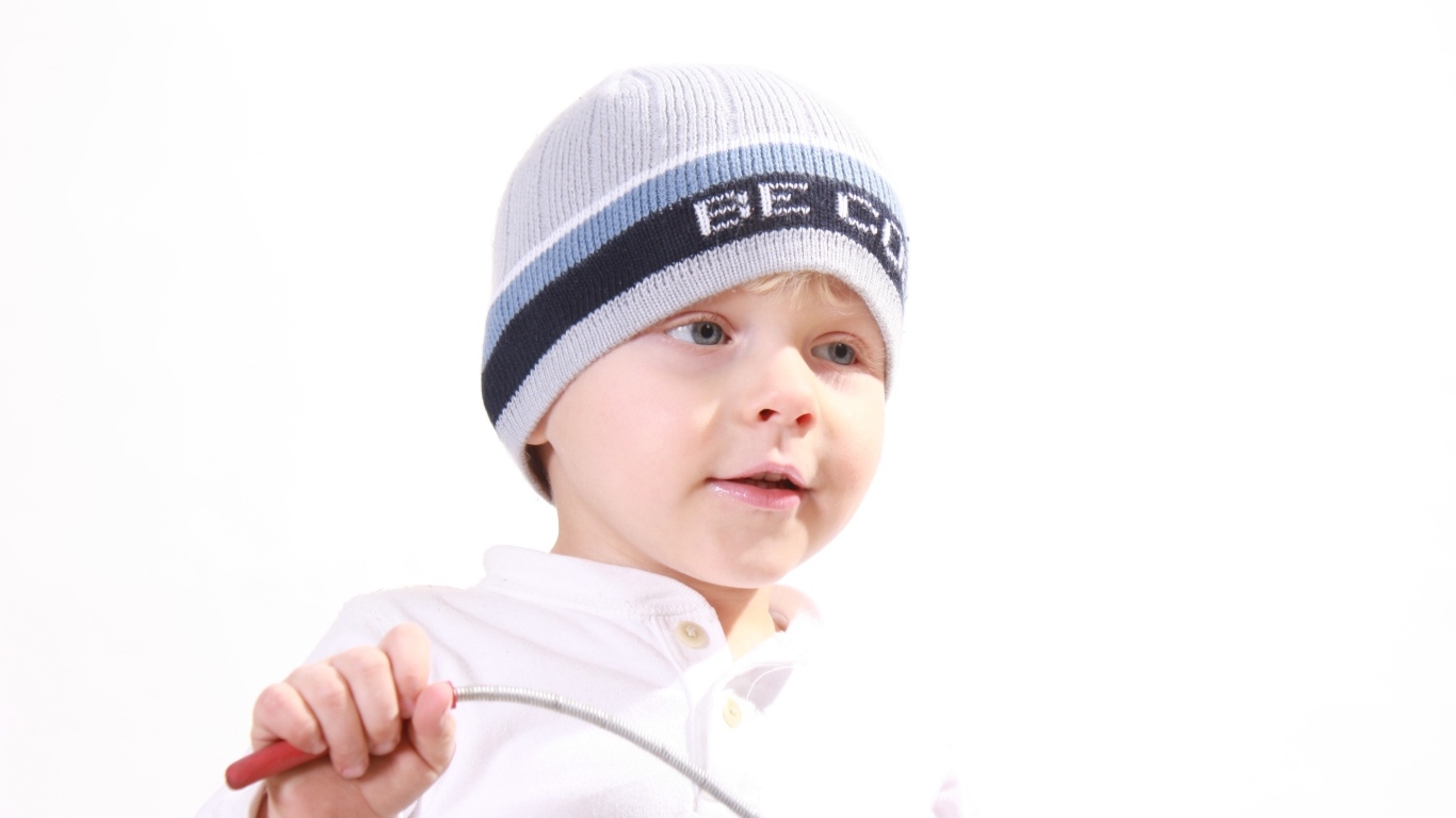 Милый мальчик в шапке на белом фоне