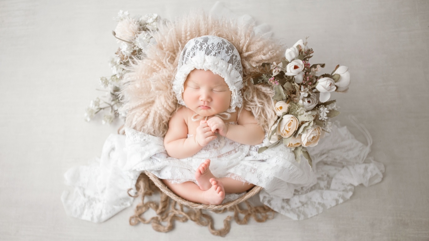 Милый спящий ребенок в белой шапке 