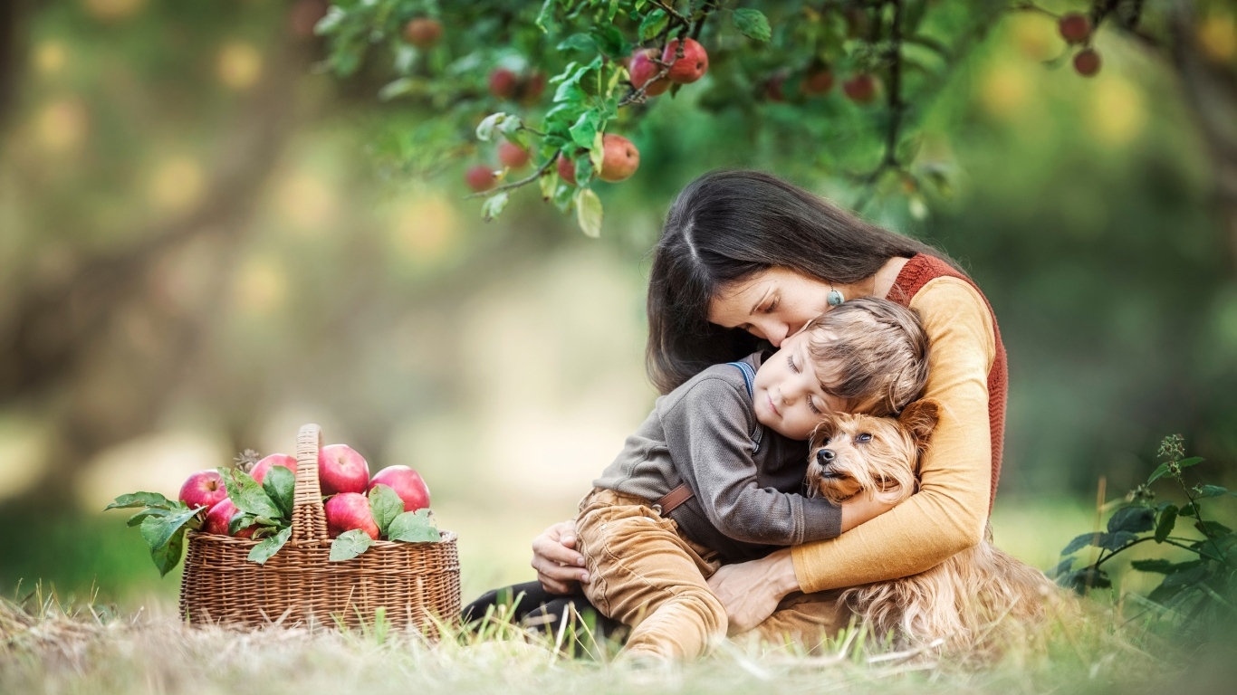 Семья обнимается в саду