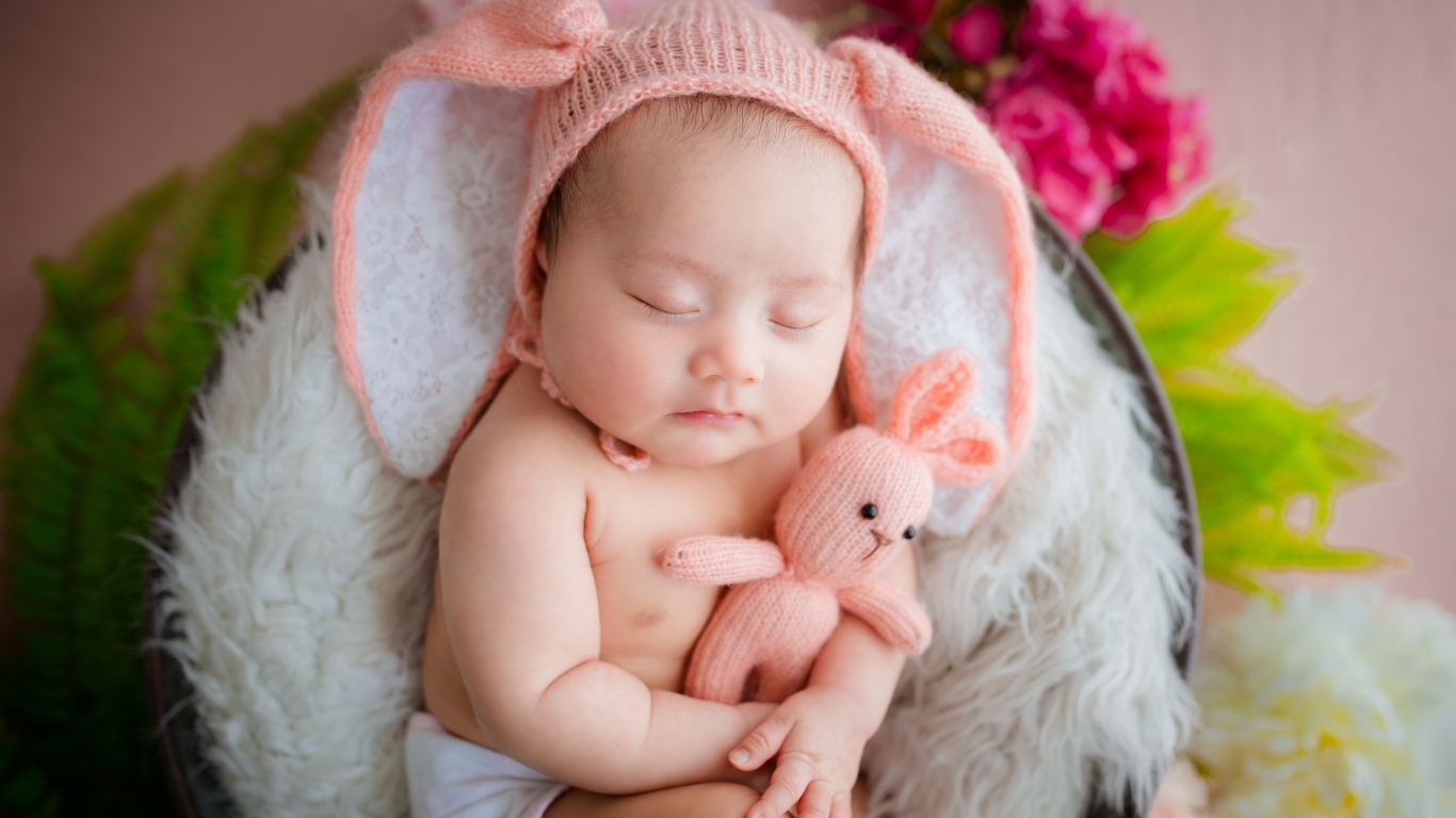 Забавный спящий ребенок обнимает игрушку