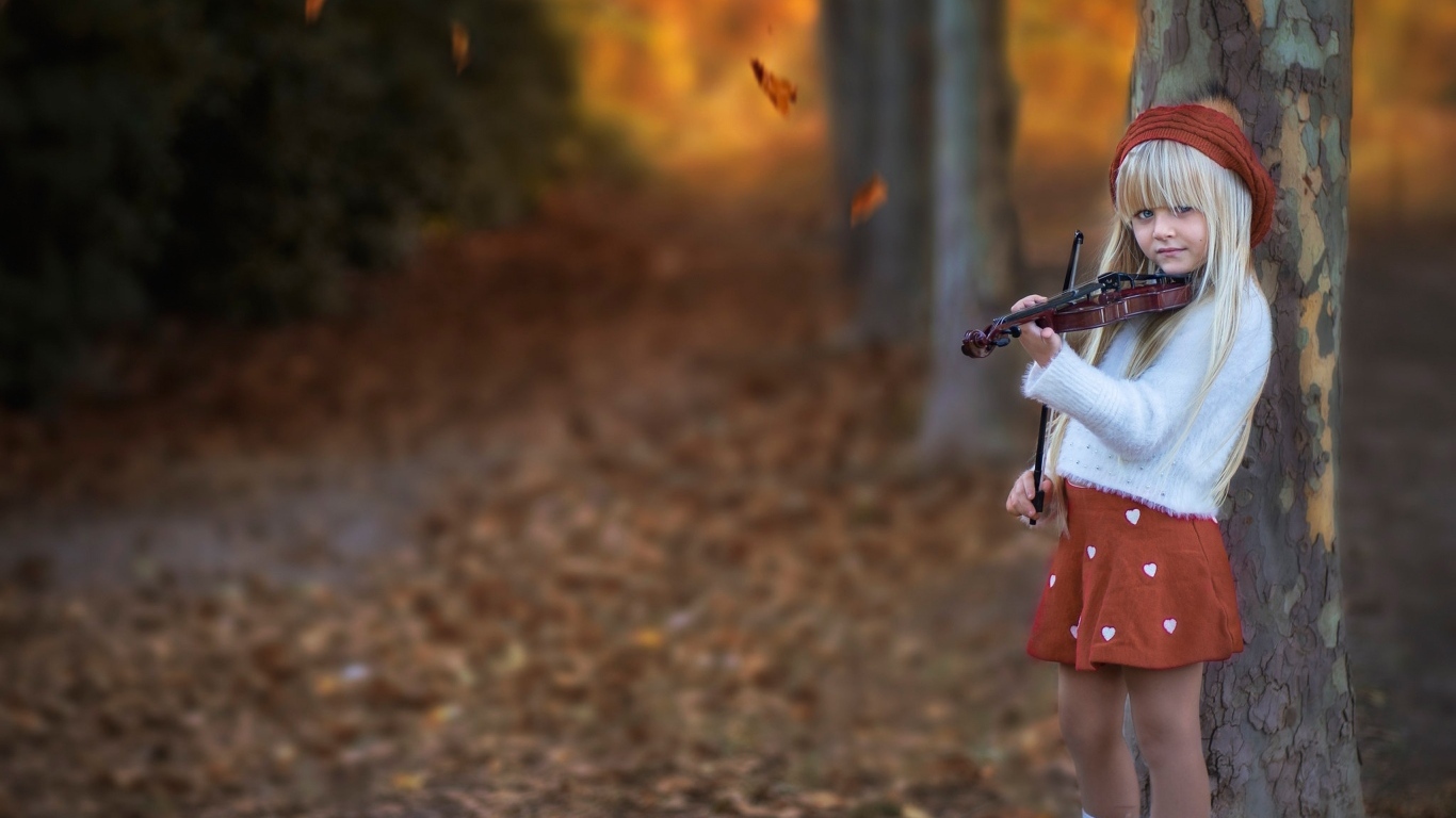 Девочка со скрипкой в парке