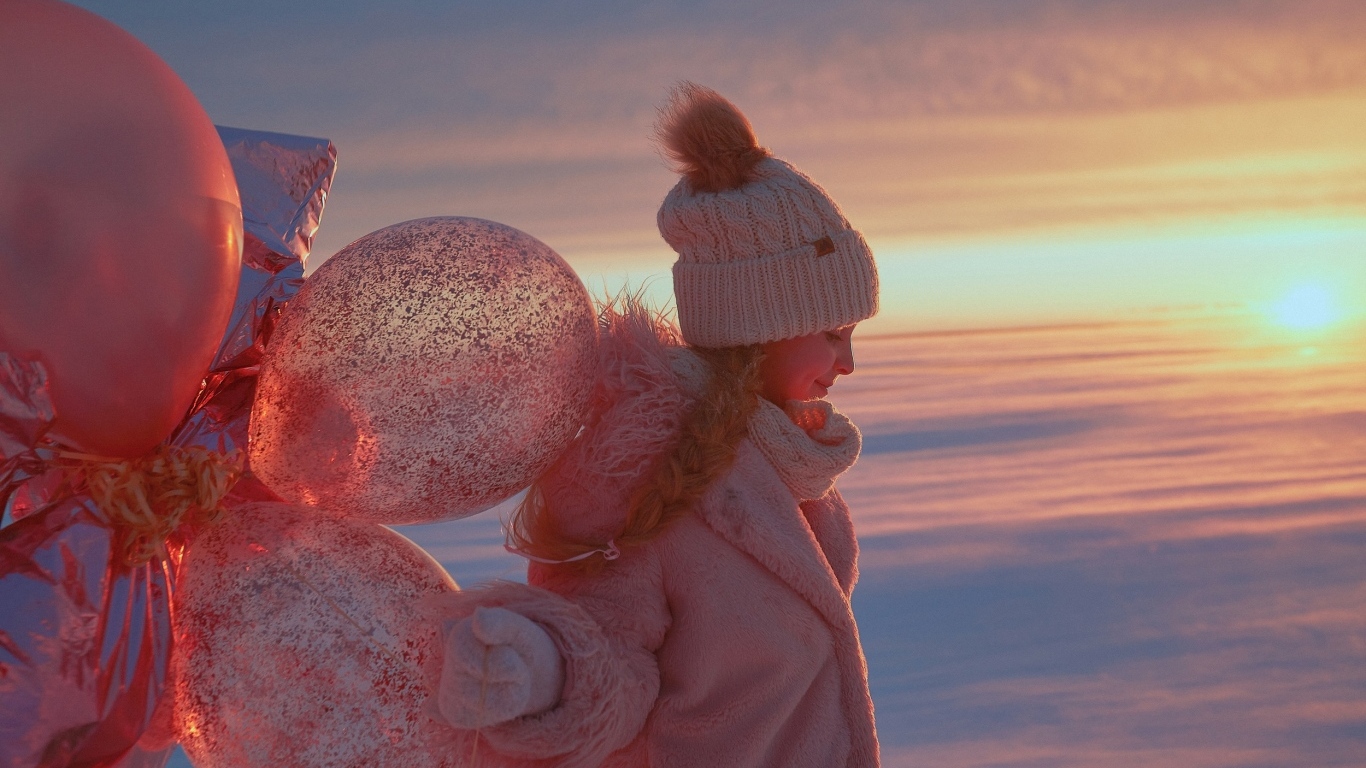 Девочка с шариками зимой