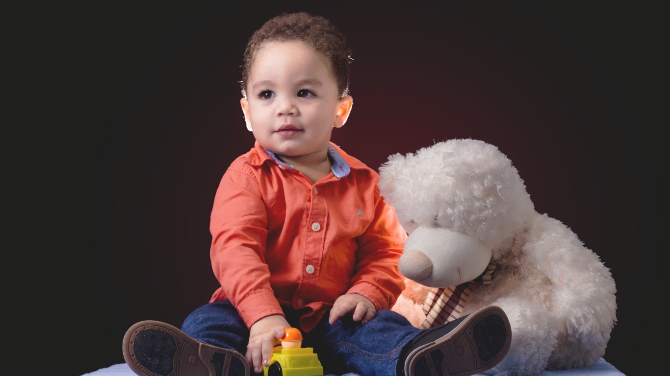 Маленький мальчик с большим игрушечным медведем