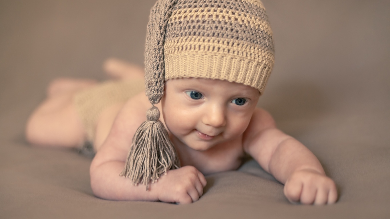 Маленький ребенок в вязаной шапке 