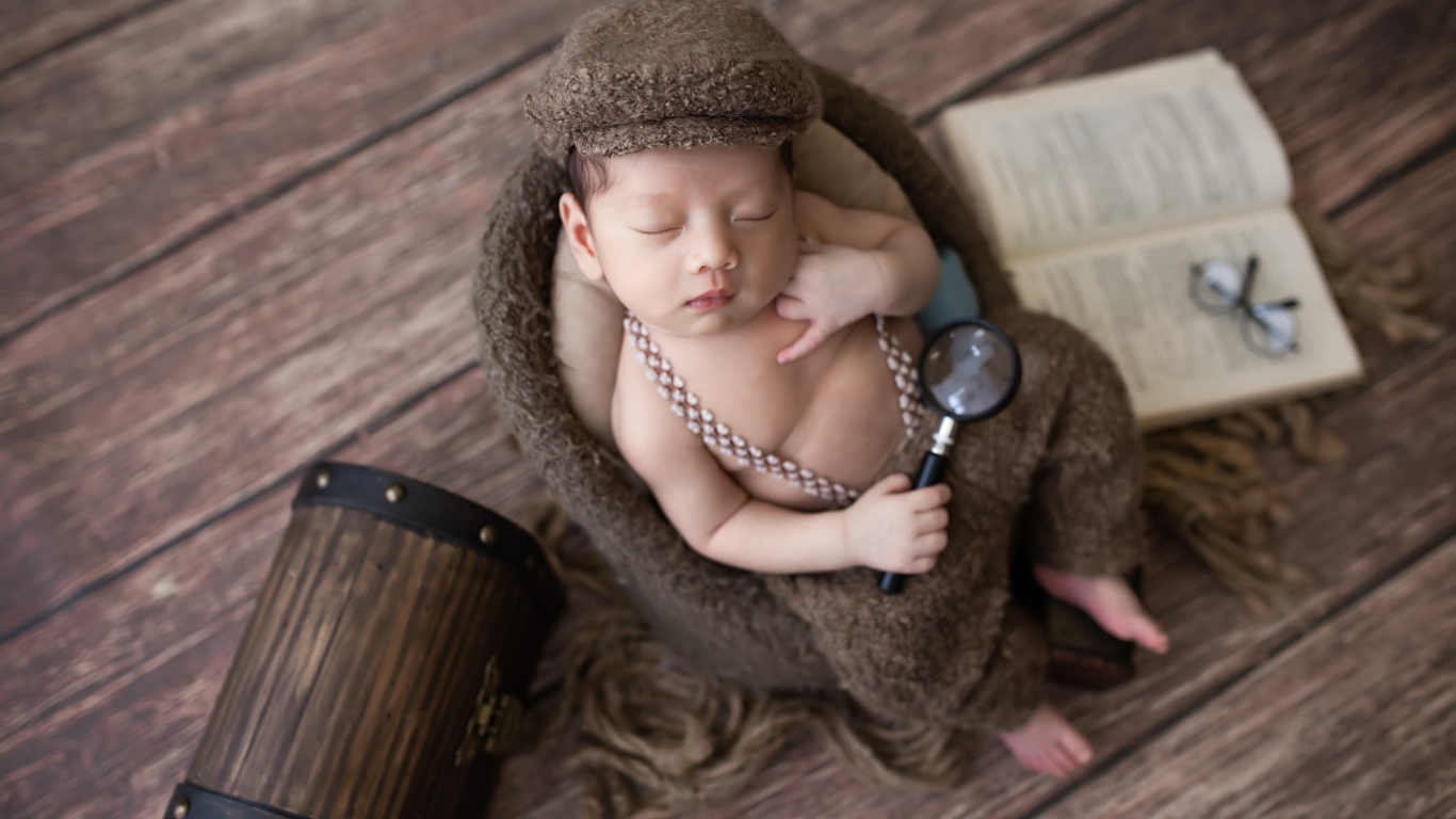 Маленький сыщик с сундуком и книгой