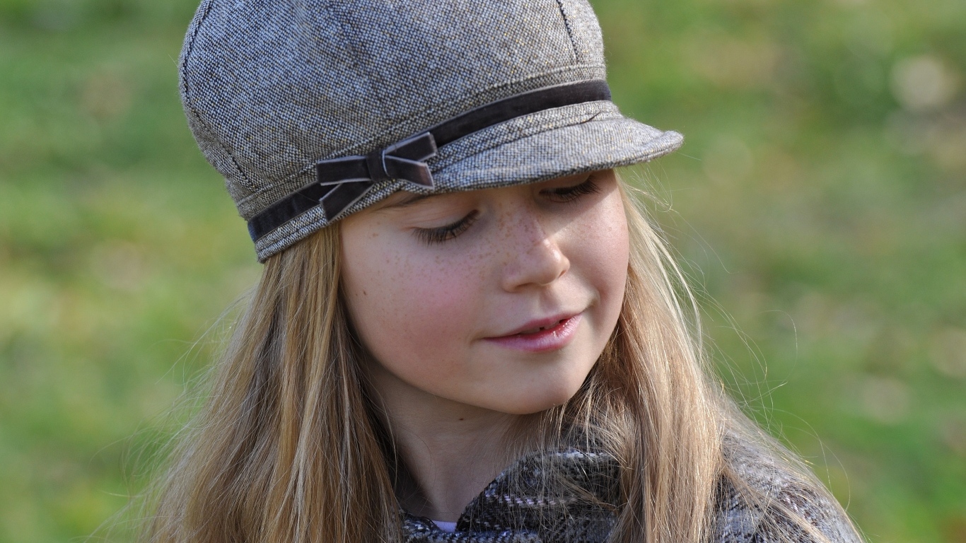 Маленькая девочка в серой кепке