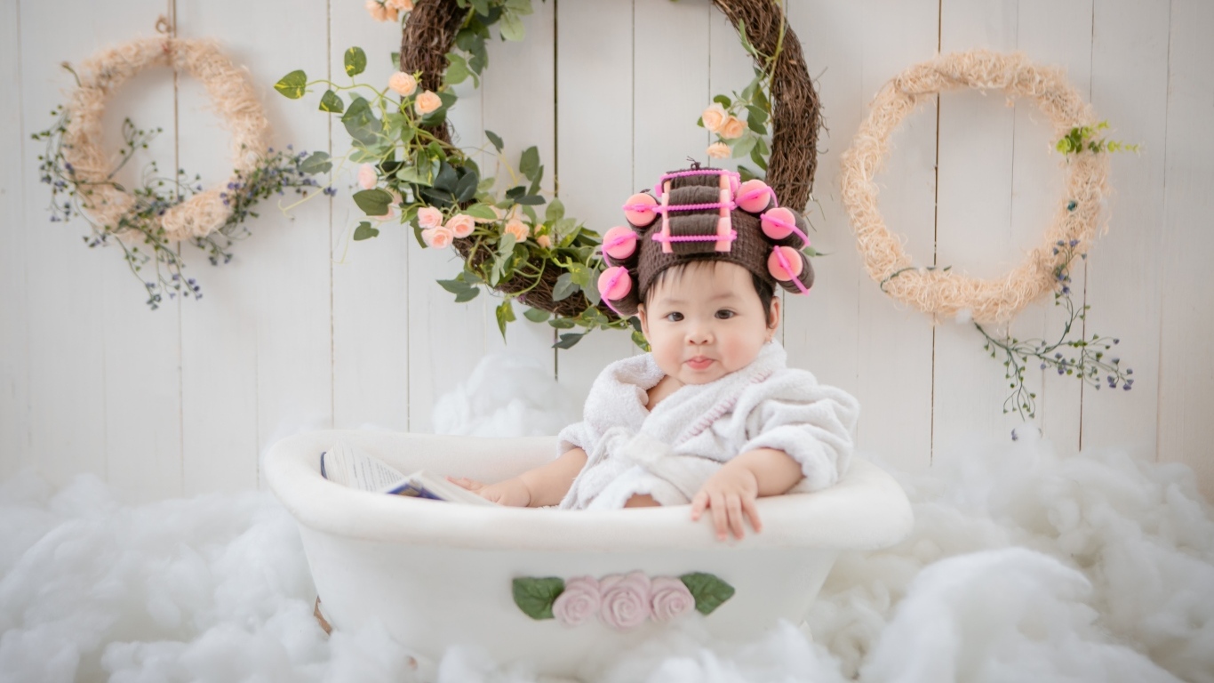 Маленькая девочка сидит в ванной