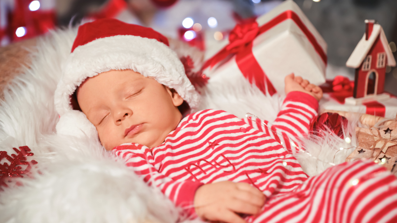 Спящий младенец в новогоднем костюме
