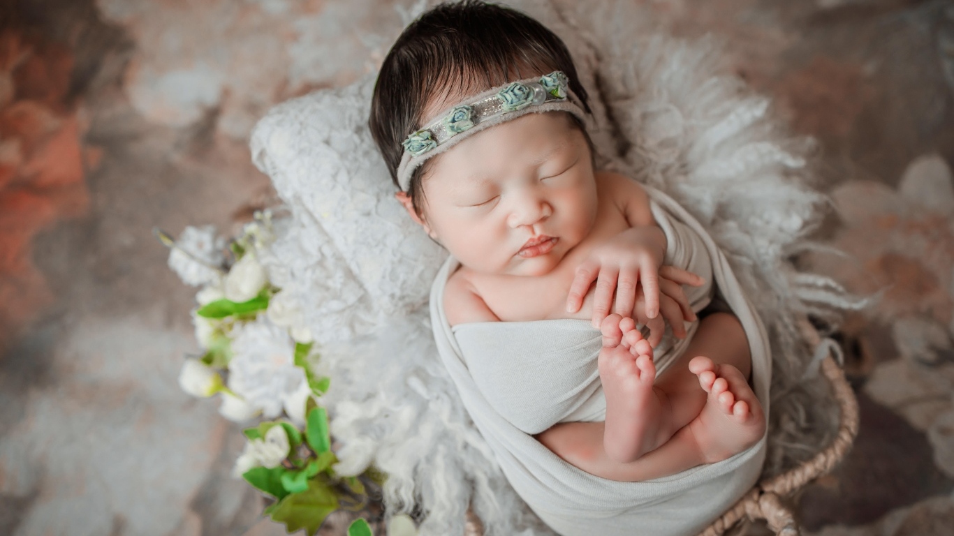 Спящий младенец в простыни 