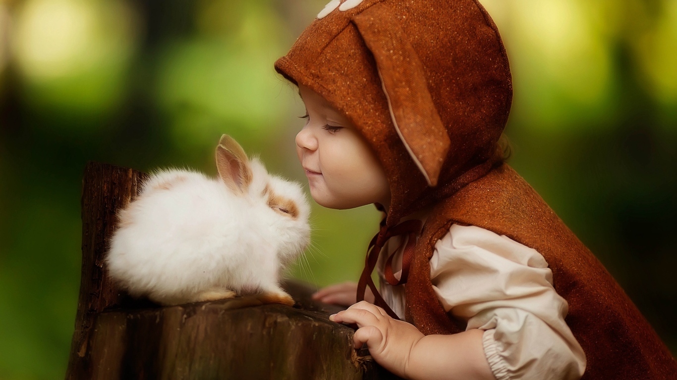 Маленький ребенок с декоративным кроликом