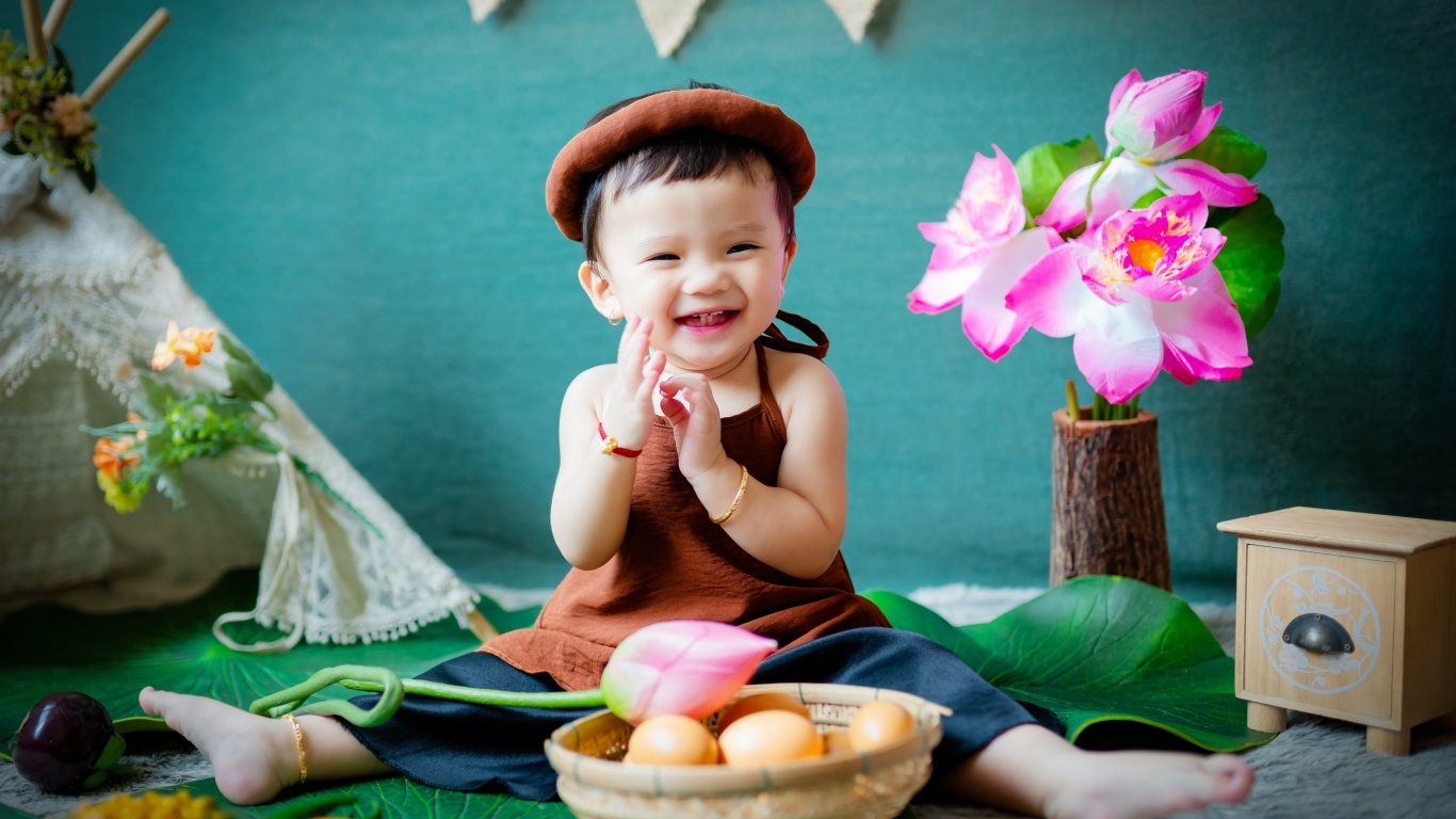 Улыбающийся мальчик с цветами 