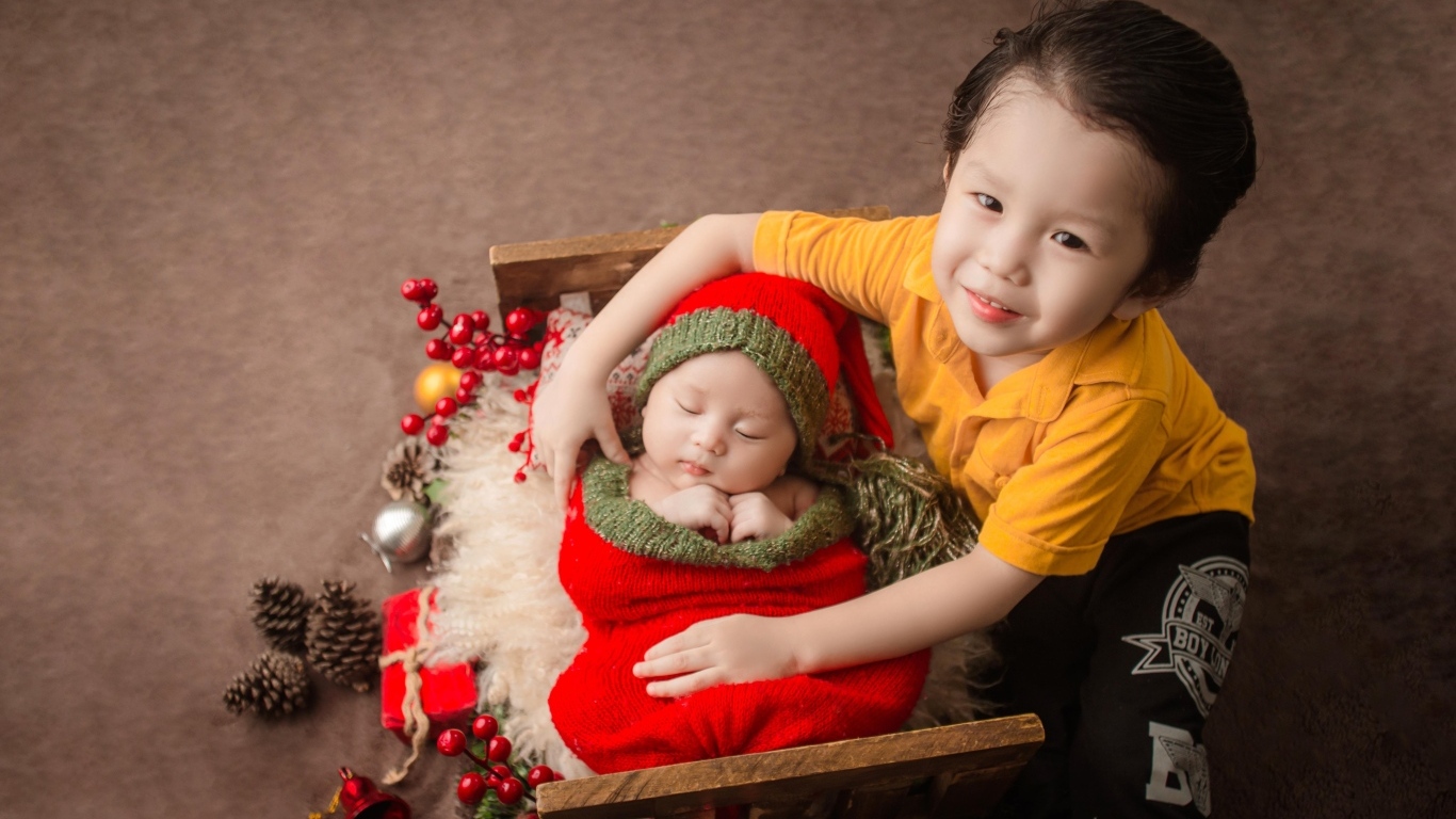 Два маленьких брата на фотосессии