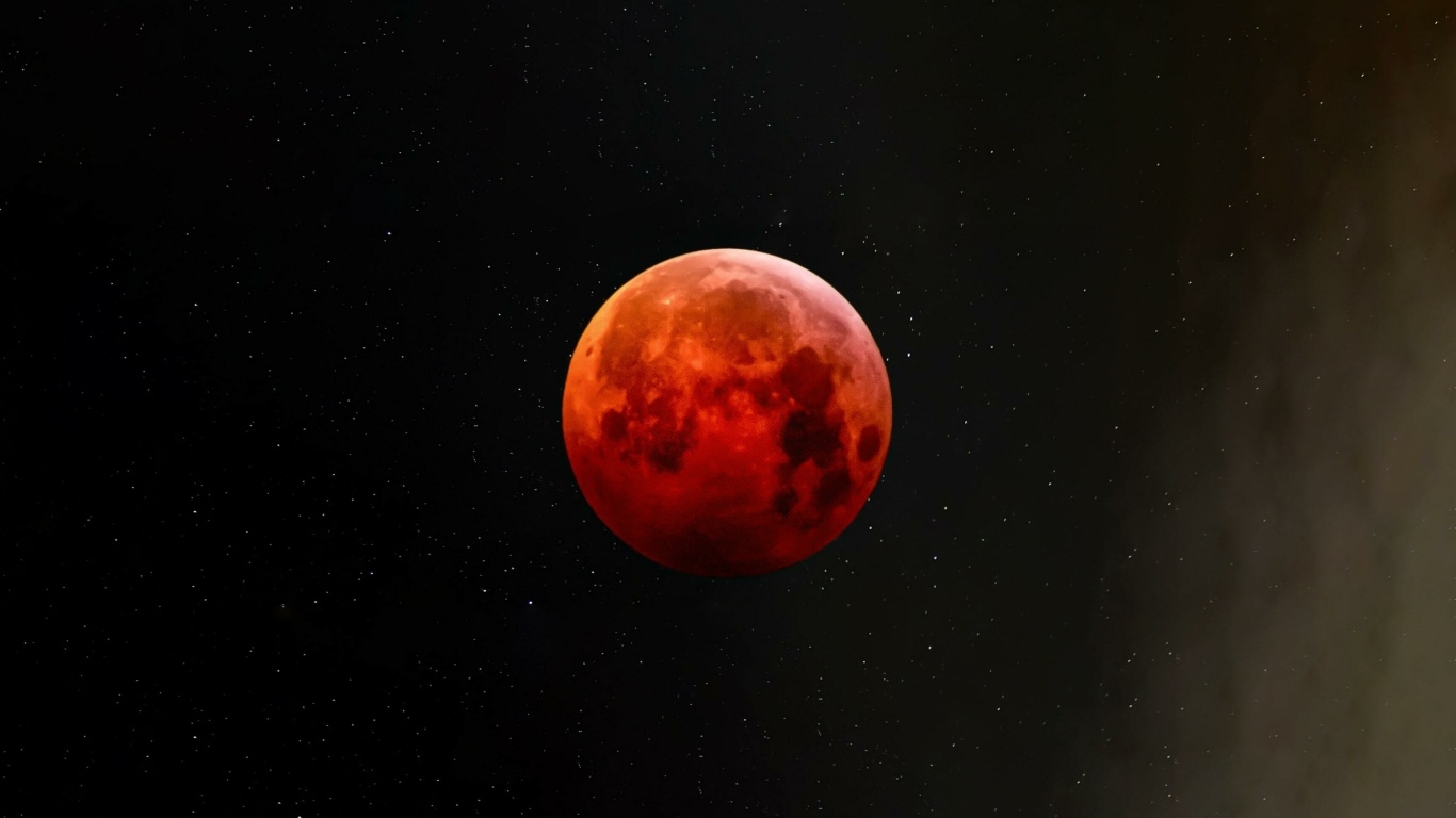 Большая красная луна в звездном небе