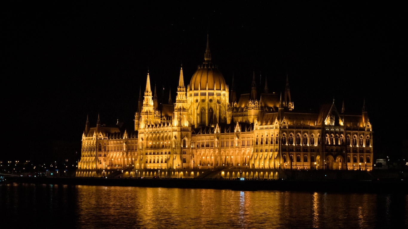Красивое здание Венгерского парламента ночью