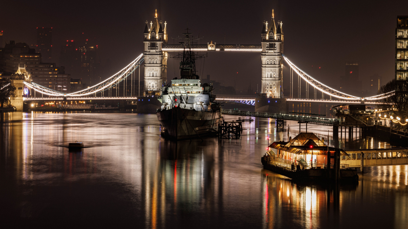 Корабль на реке у старого моста ночью, Лондон. Англия