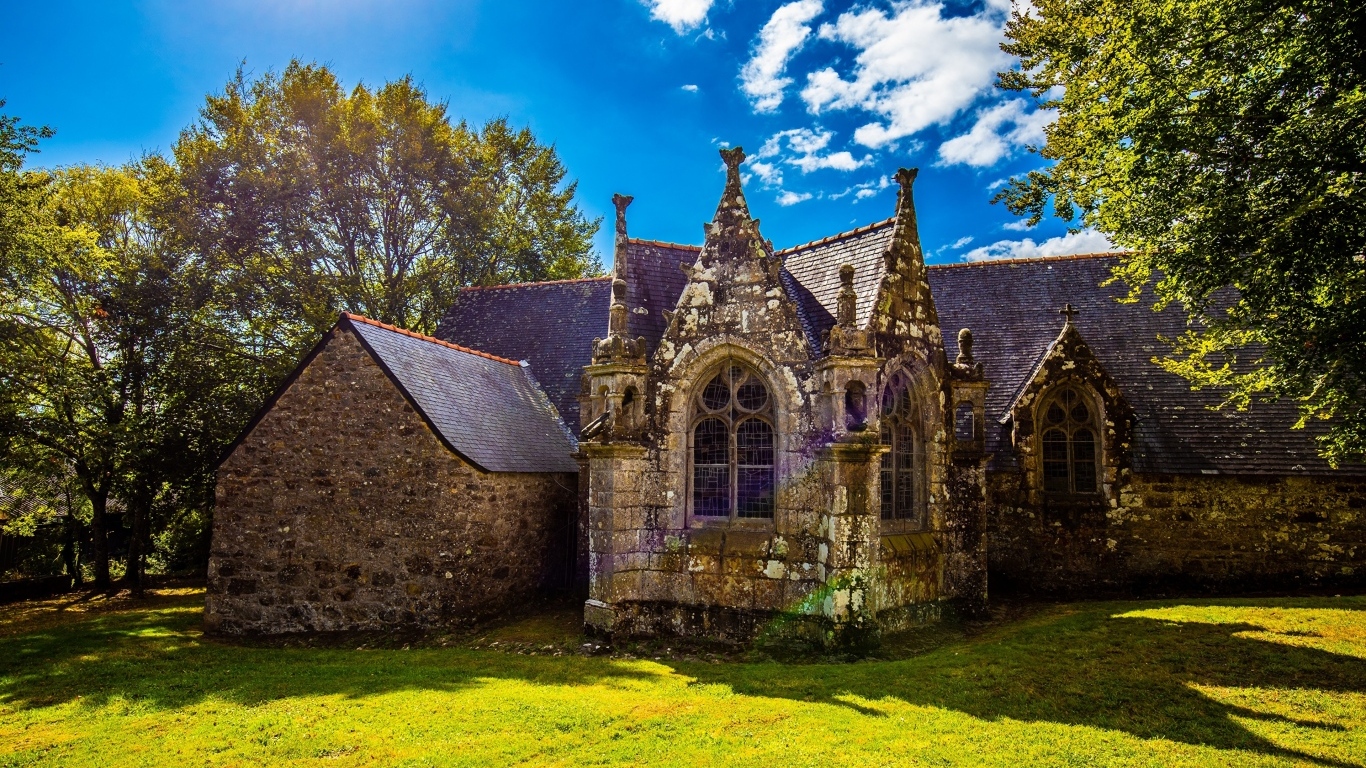 Старый каменный дом в парке, Франция