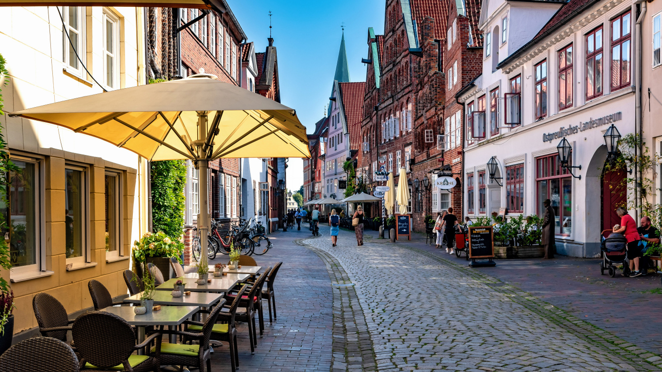 Старая улица с красивыми домами, Германия