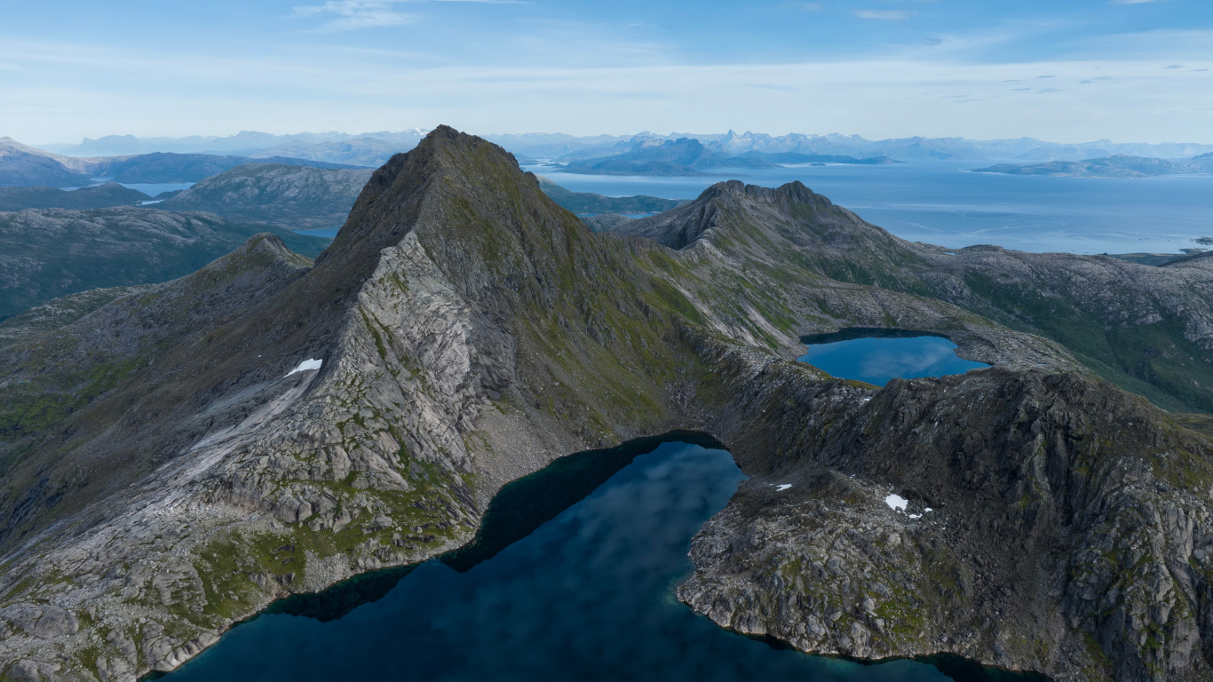 Высокие горы с голубым озером, Норвегия