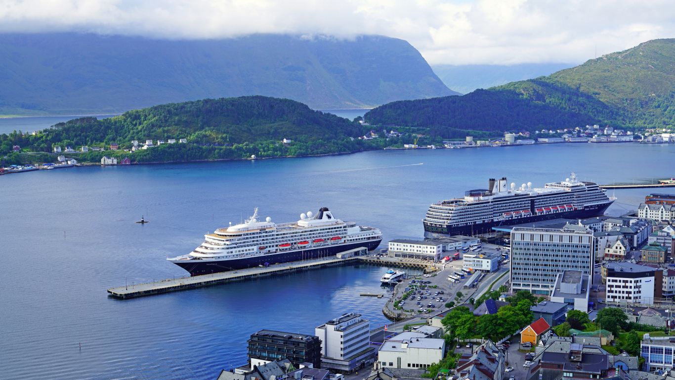 Большие круизные лайнеры стоят на берегу, Норвегия