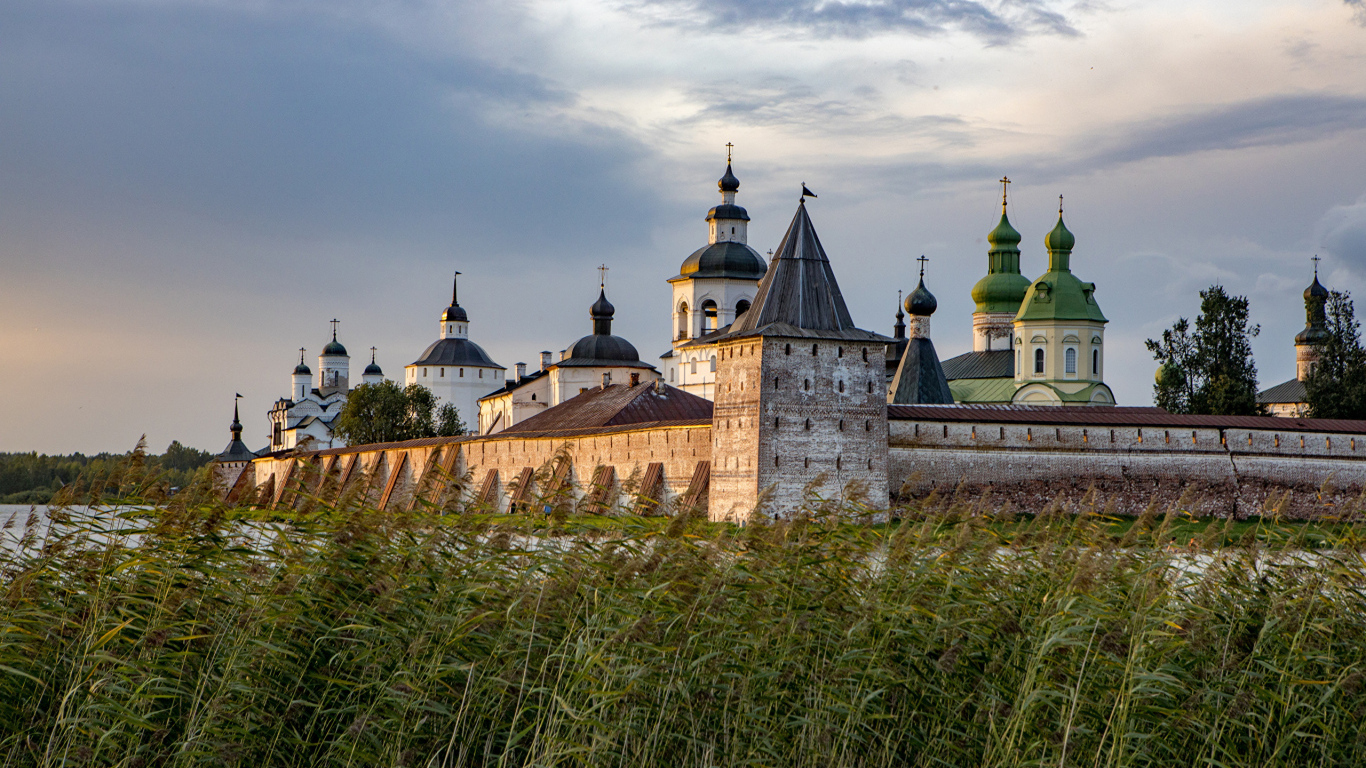 Кирилло-Белозерский монастырь  у реки, Россия