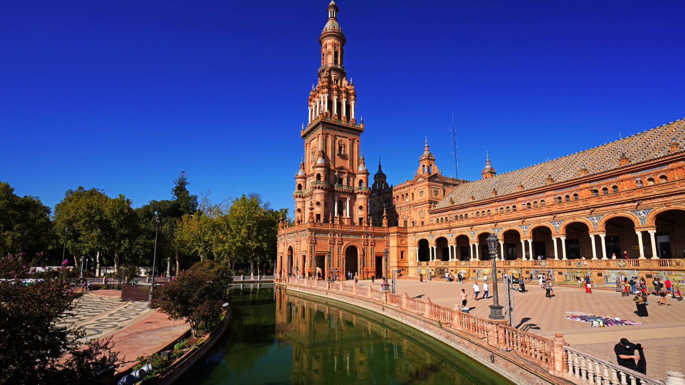 Башня на берегу водного канала города Севилья, Испания