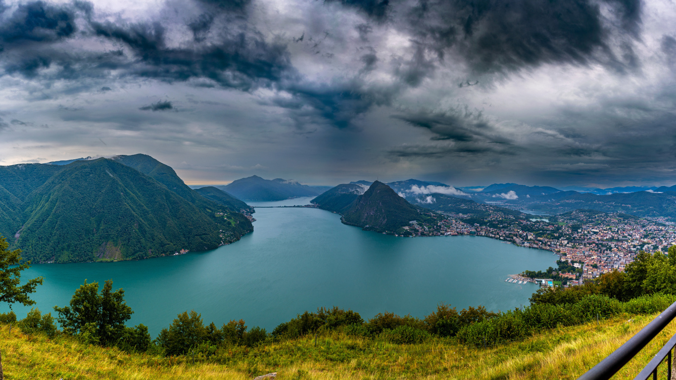 Грозовые тучи над озером в горах, Швейцария
