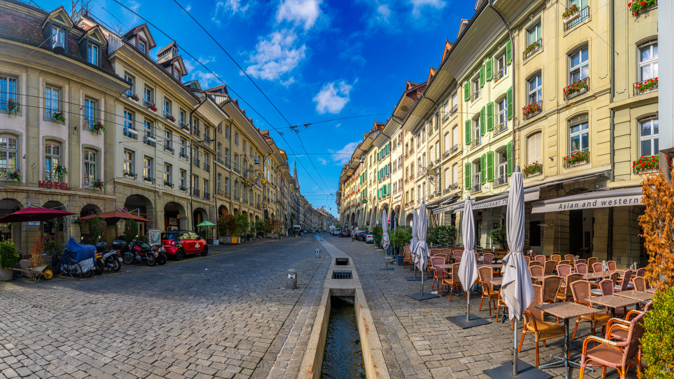 Вид на дома на улице в городе Берн, Швейцария 