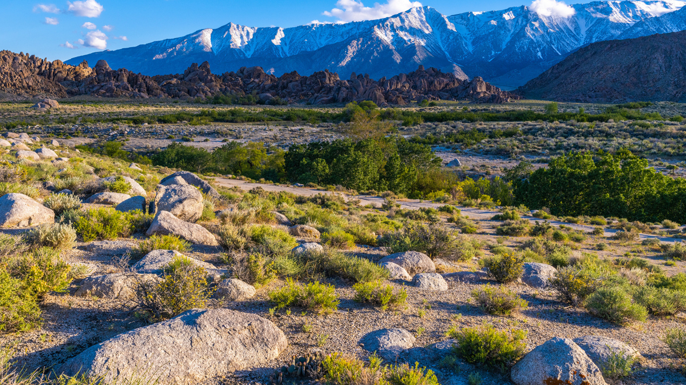 Вид на горы под голубым небом, Калифорния США