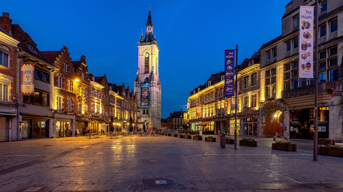 Старинные дома и башня ночью, город Турне. Бельгия
