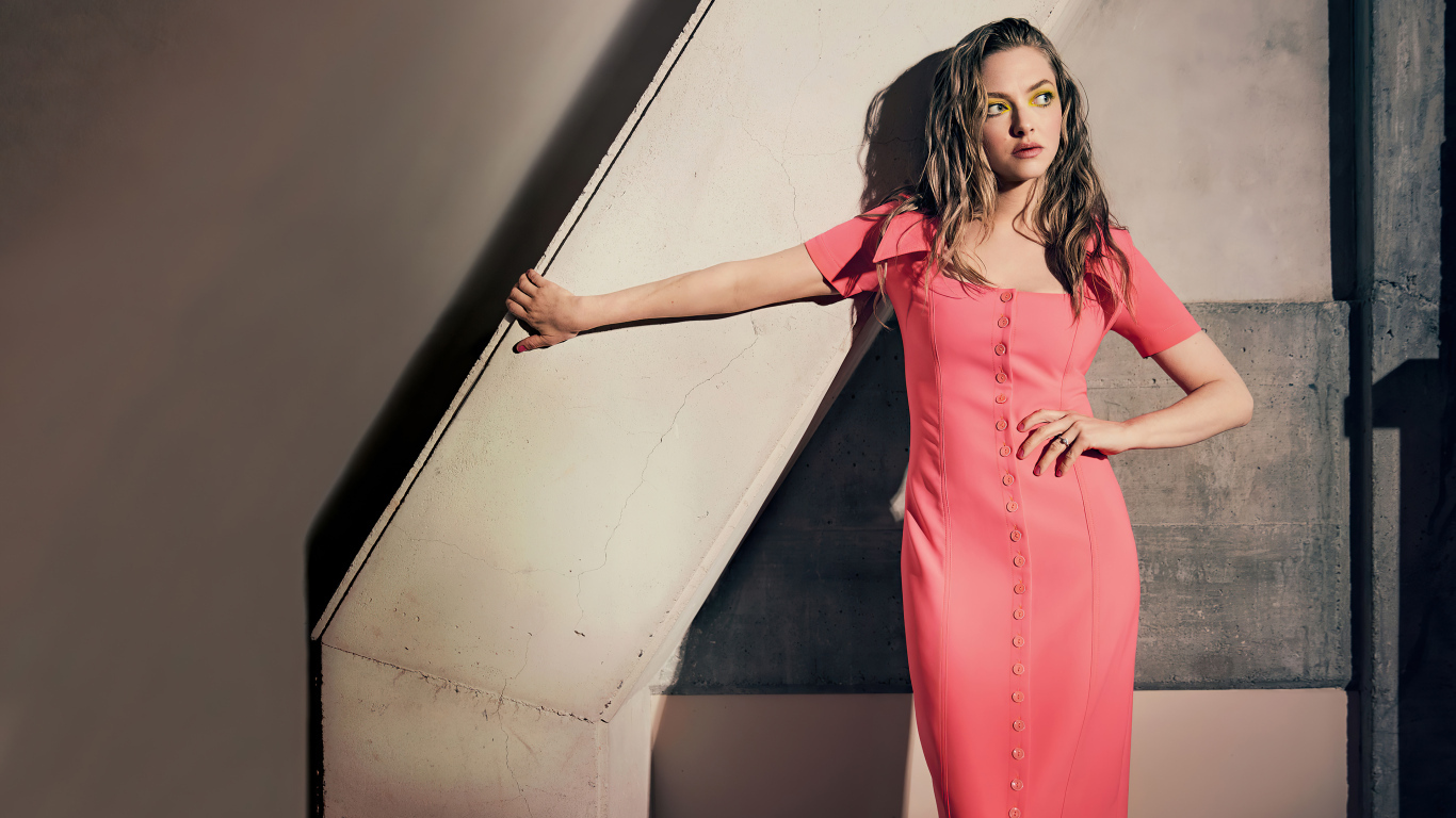 Актриса Аманда Сайфред в розовом платье