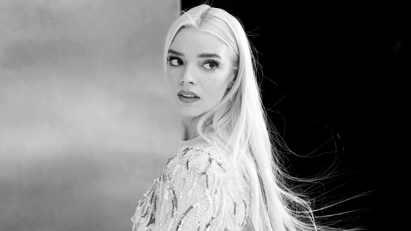 Актриса Аня Тейлор-Джой черно-белое фото