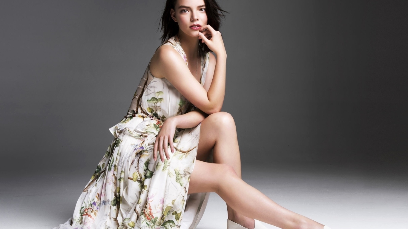 Актриса Аня Тейлор-Джой в красивом платье на сером фоне