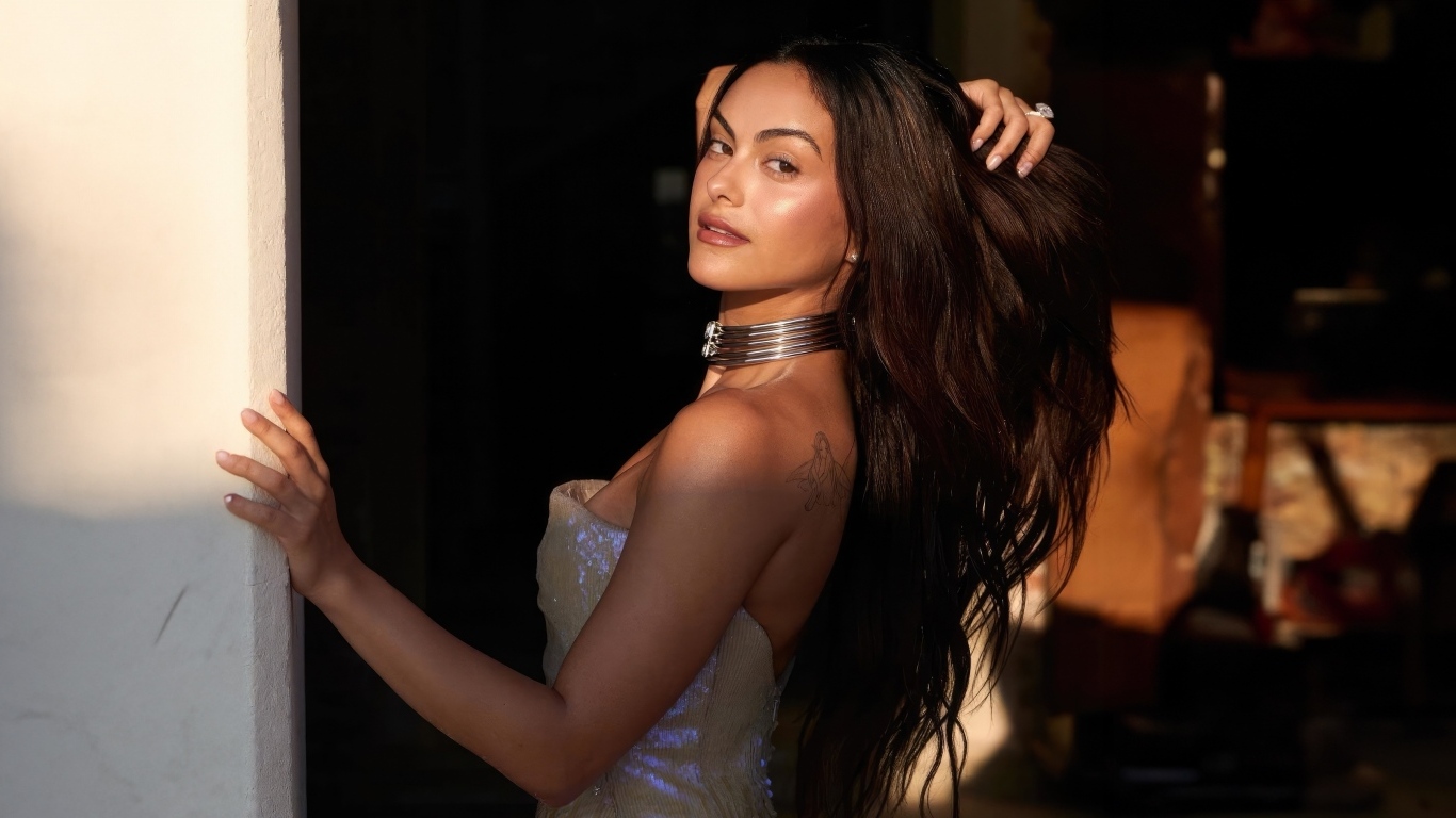 Актриса Камила Мендес в лучах солнца