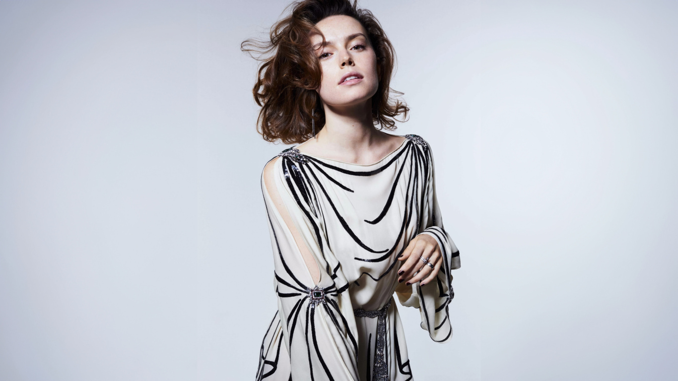 Актриса Дейзи Ридли в платье на сером фоне
