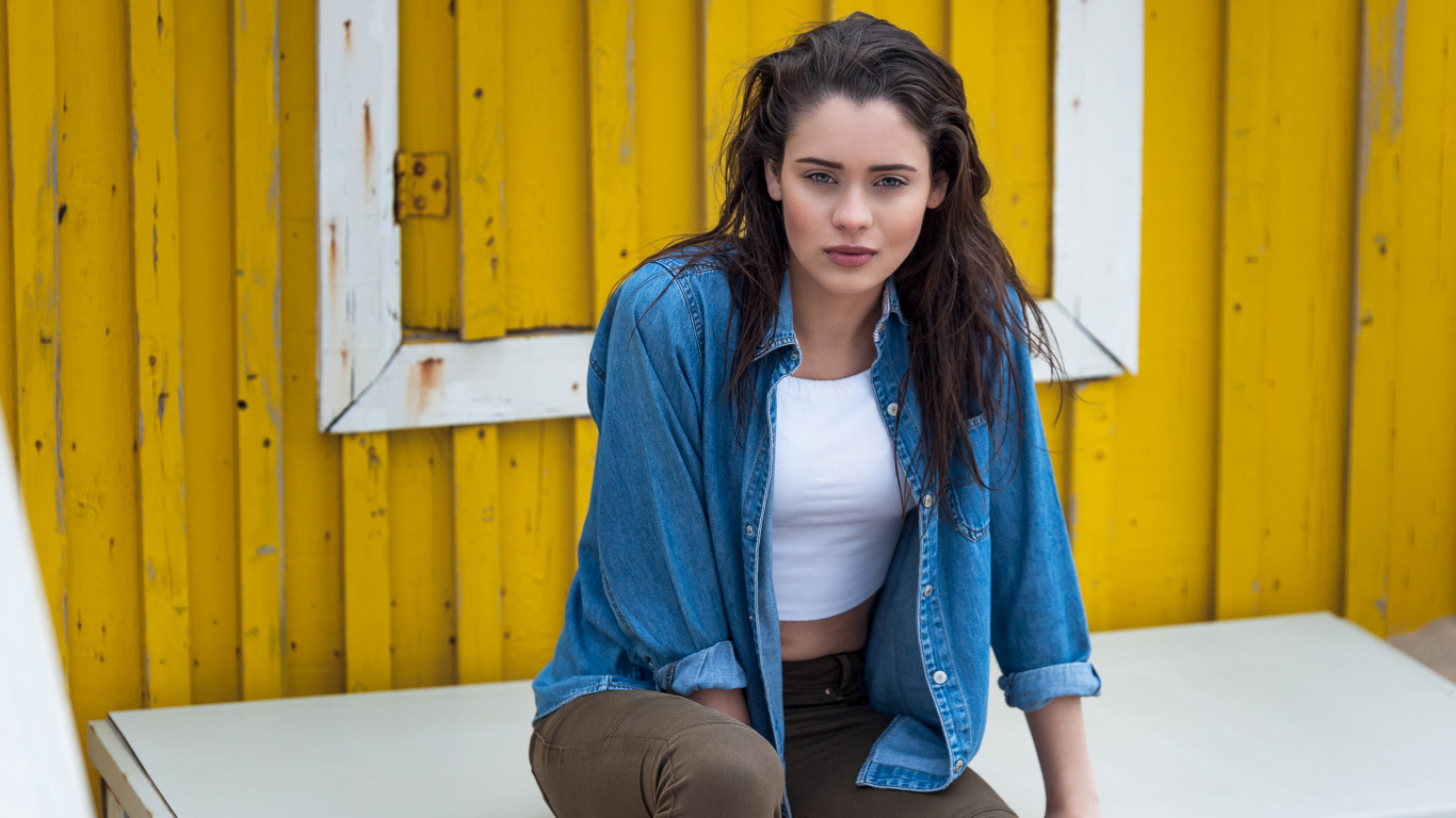 Актриса Даниэла Мелшиор в джинсовой куртке