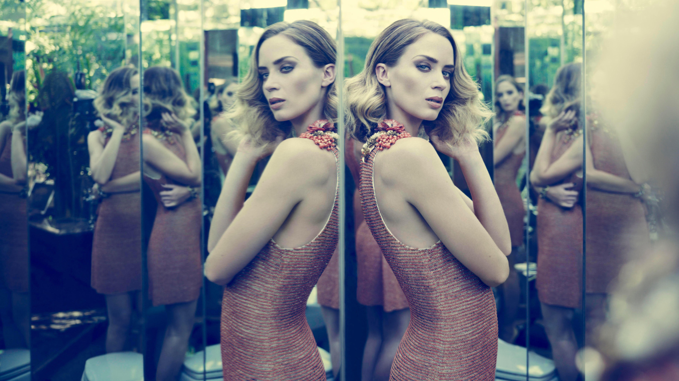 Актриса Эмили Блант отражается в зеркале