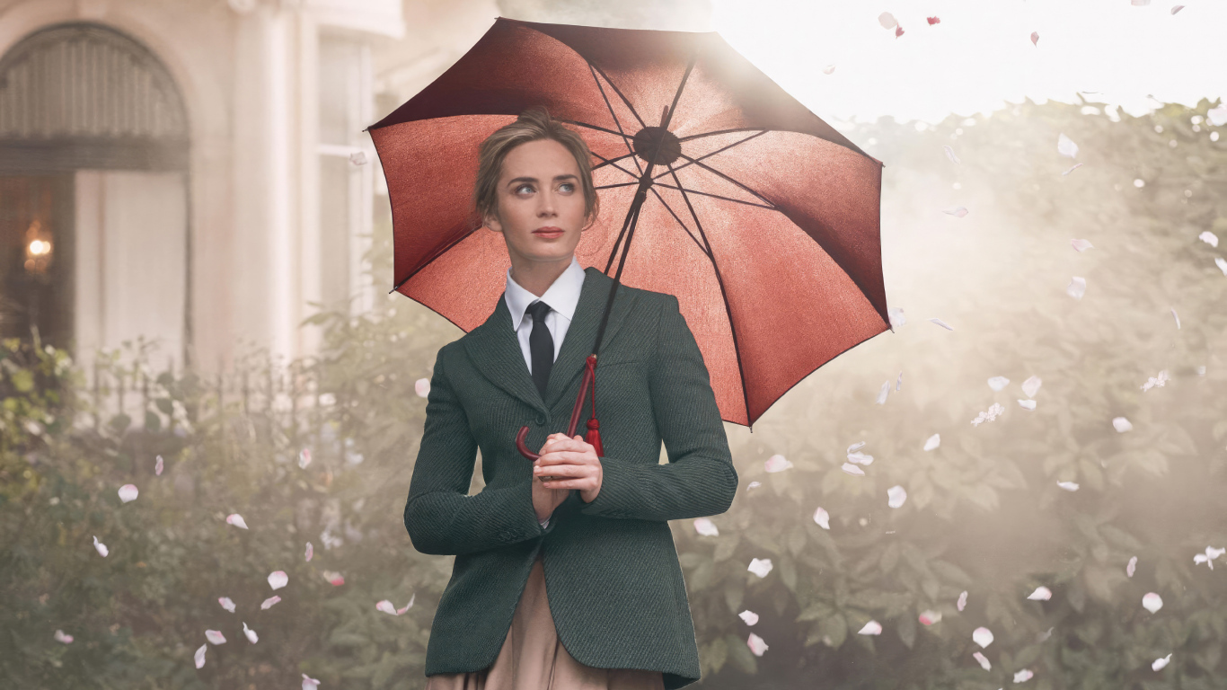 Актриса Эмили Блант стоит под зонтом