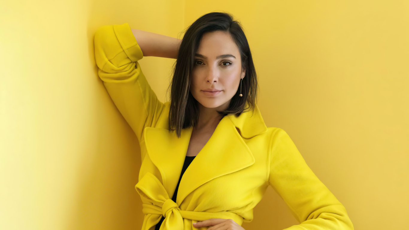 Актриса Галь Гадот на желтом фоне