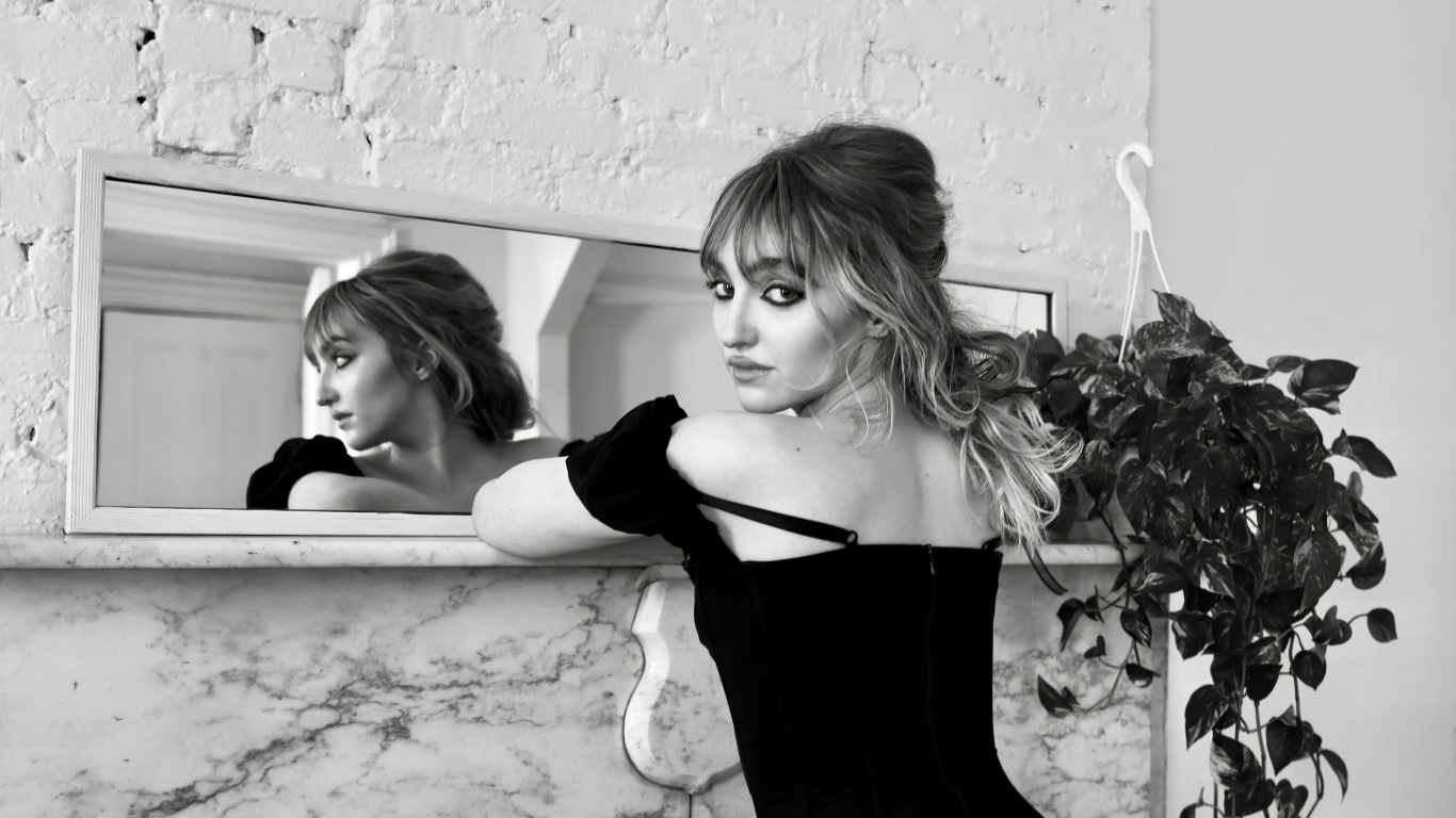 Актриса Гален Хоппер стоит у зеркала