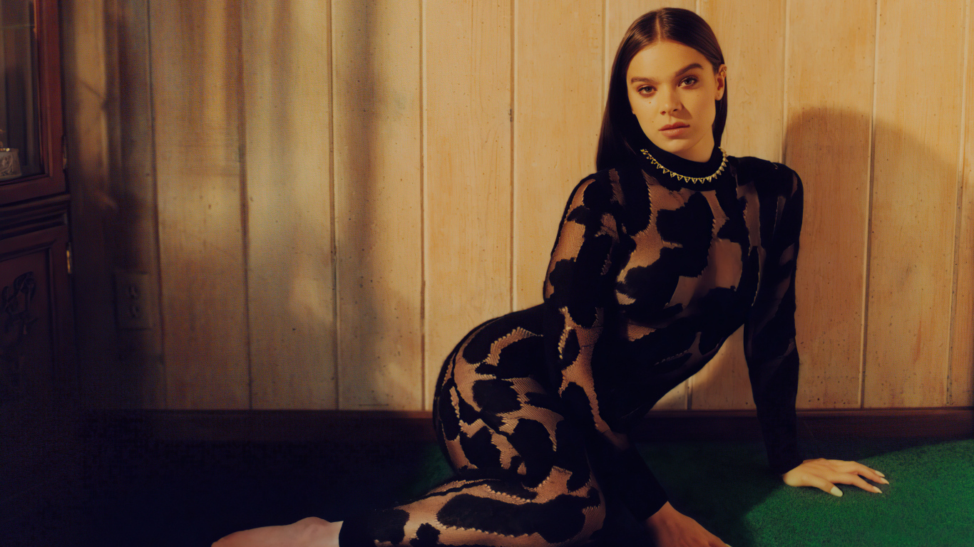 Актриса Хейли Стейнфилд в черном платье у стены