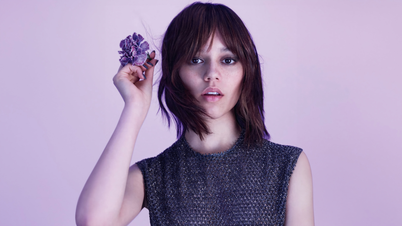 Актриса Дженна Ортега с цветком гвоздики