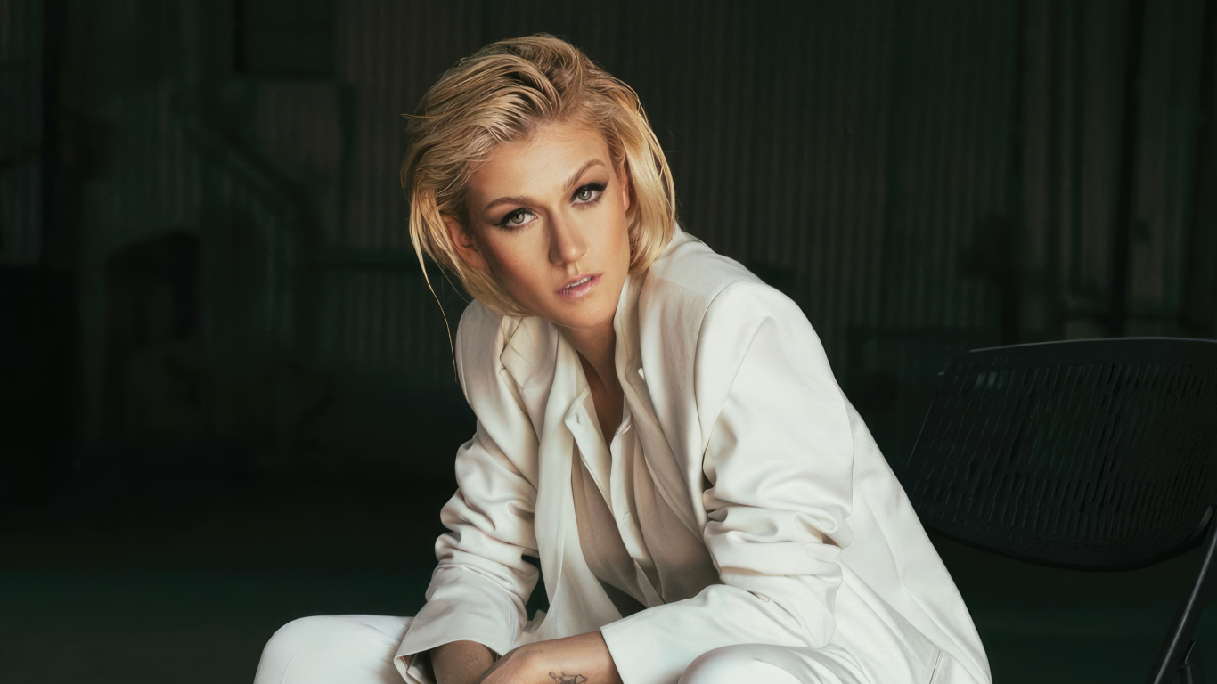 Актриса Кэтрин Макнамара в белом костюме