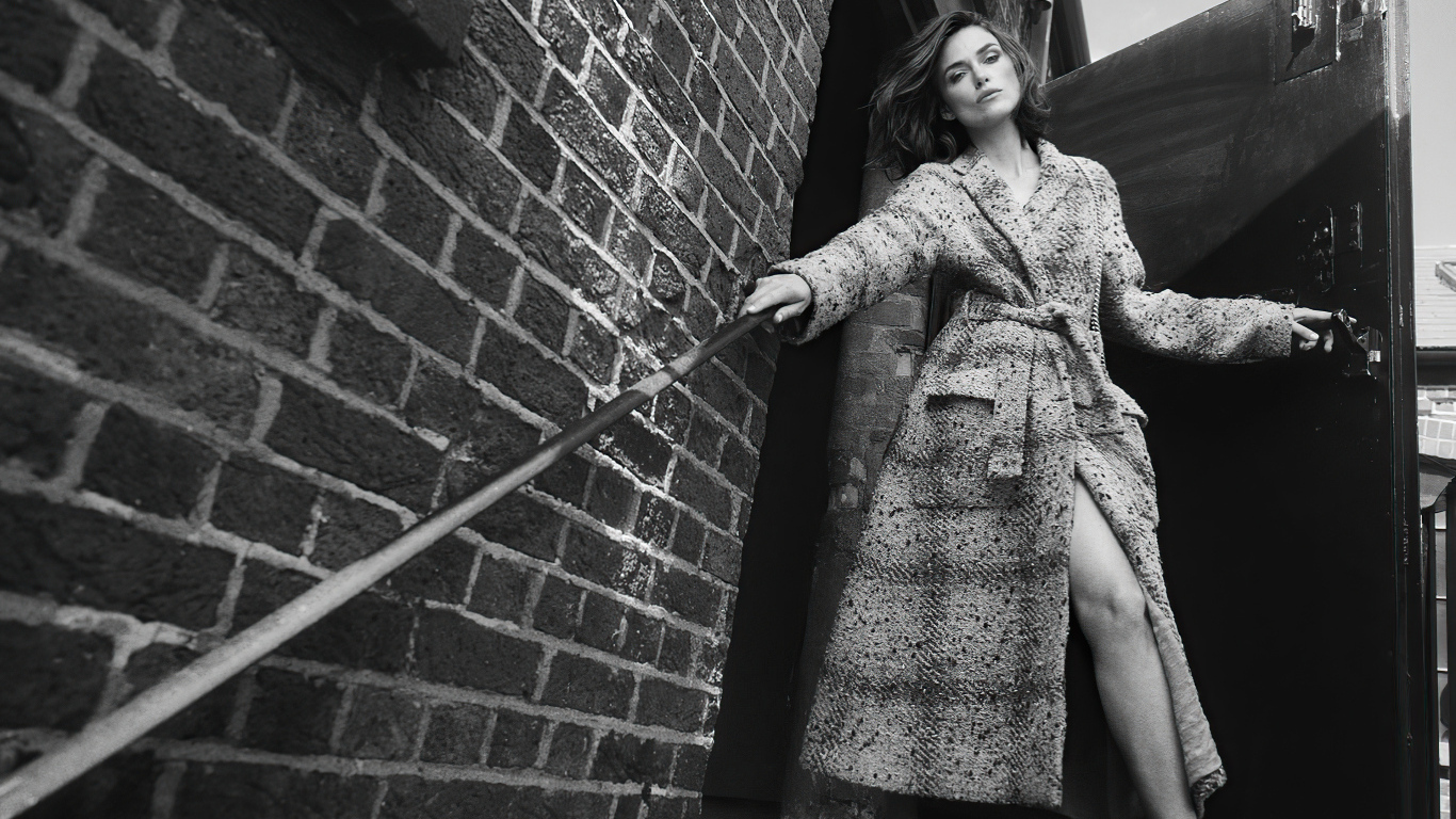 Актриса Кира Найтли в пальто у стены