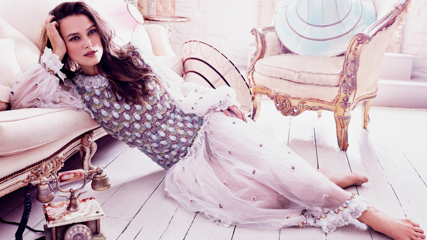 Актриса Кира Найтли лежит на полу