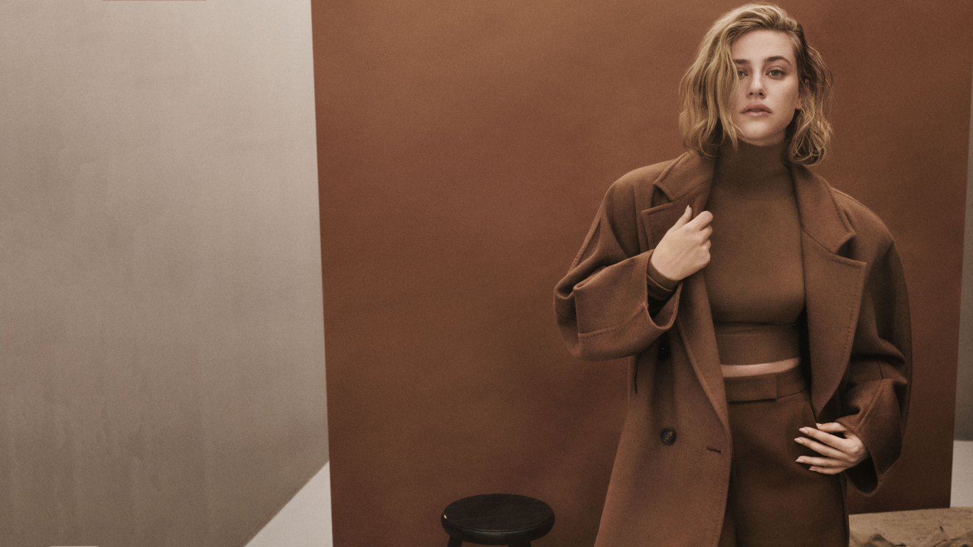Актриса Лили Рейнхарт в коричневом пальто