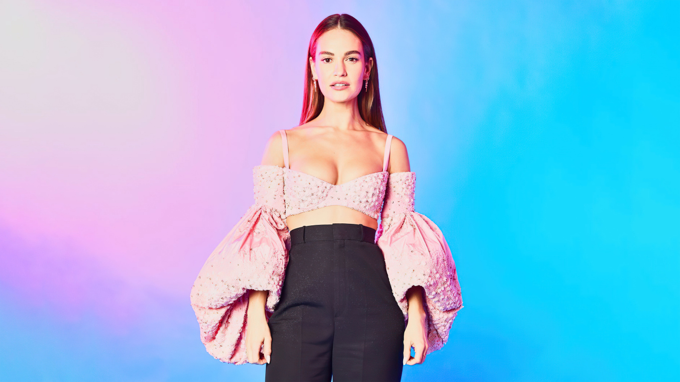 Актриса Лили Джеймс на разноцветном фоне