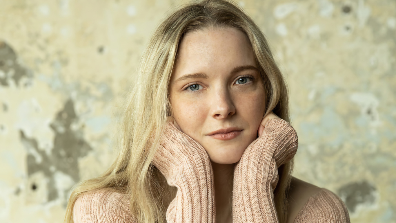 Актриса Морфидд Кларк в свитере