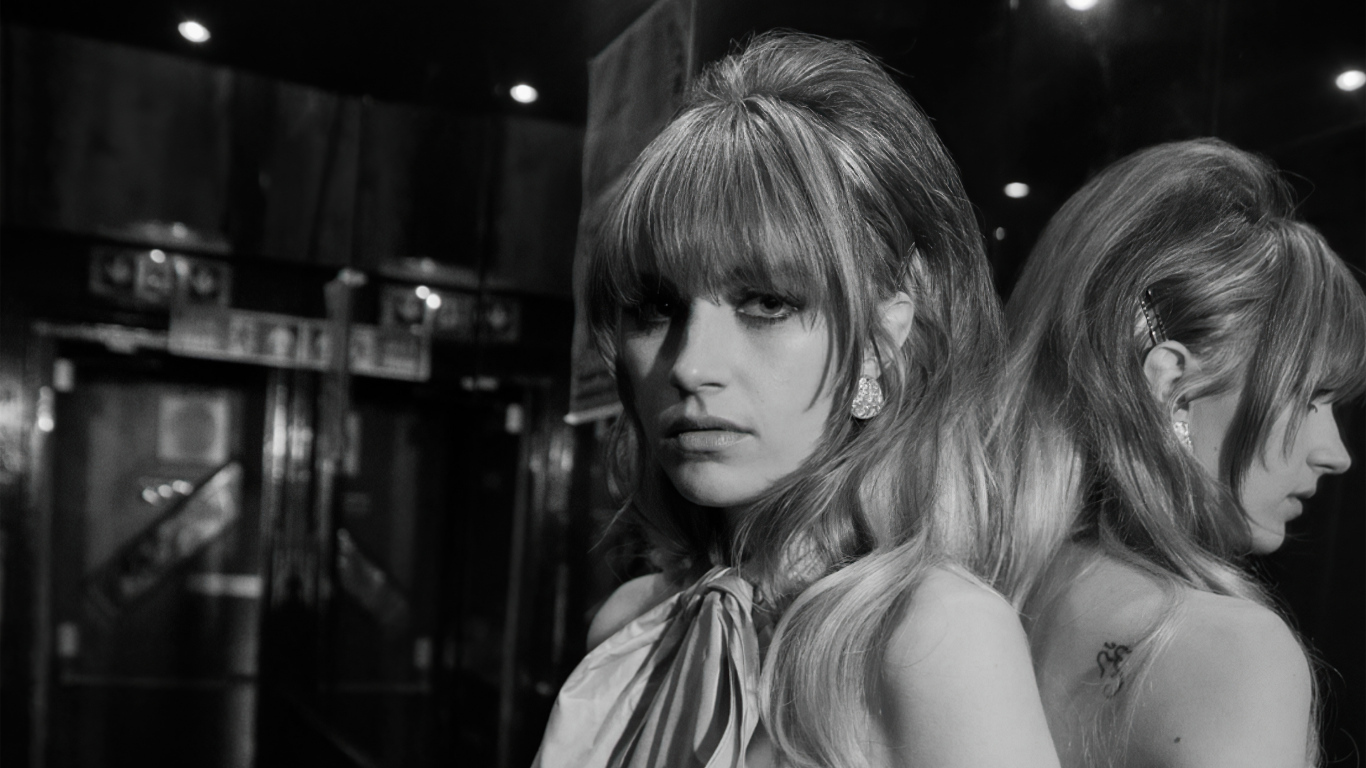 Актриса Нелл Тайгер Фри черно -белое фото