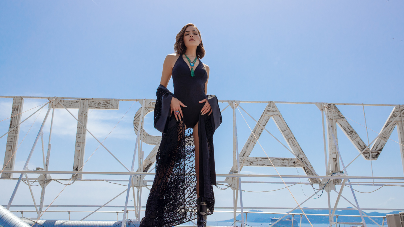 Актриса Оливия Калпо в черном купальнике