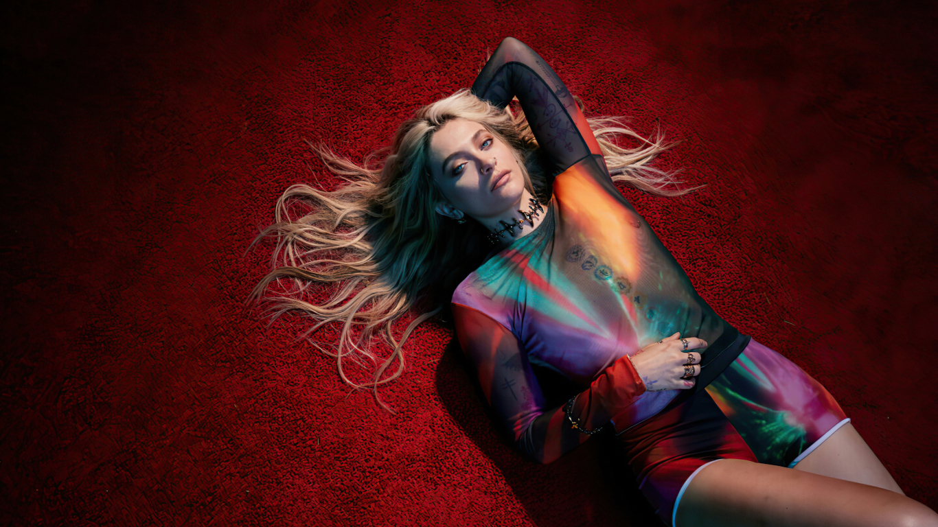 Актриса Пэрис Джексон лежит на красном полу